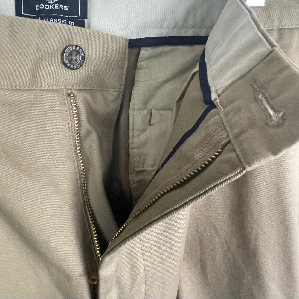 NWT Dockers Refined Chino Flat Front D3 Classic Fit Khaki Size 38W/32L